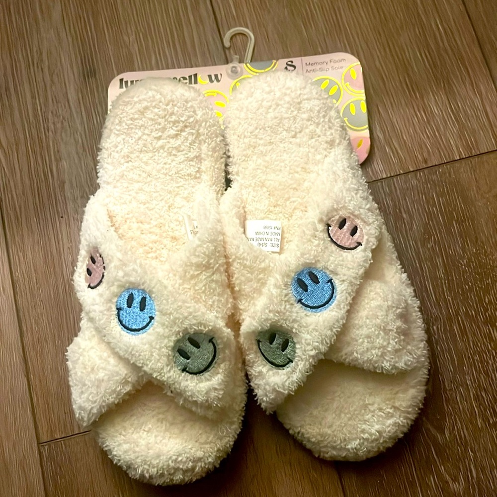 NWT! Women’s Size 5/6 (Small) Memory Foam Smiley Face Slippers